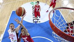 eské basketbalistky v zápase s Kanadou.