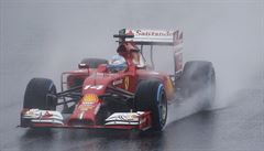 Fernando Alonso na okruhu v Suzuce.