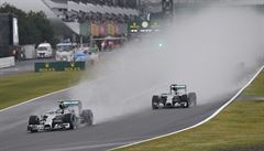 Lewis Hamilton (vlevo) a Nico Rosberg.