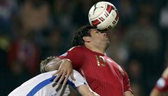Hlavi�ka! Balon se snesl na �elo Diega Costy, brání ho Slovák Peter Pekarík.