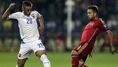Robert Mak (vlevo) bojuje o mí� s Jordim Albou.