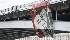 Moskevský most ozvlá�tnil v den Putinových narozenin bizarní transparent s...