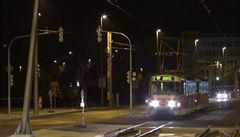 První auta a tramvaje projely po Trojském mostě přes Vltavu 