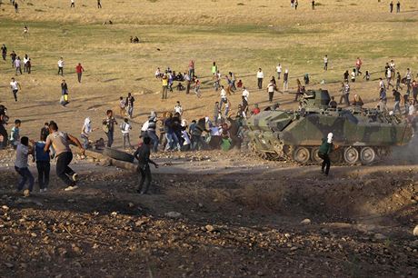 Kurdov hz kameny na tureckou podkovou policii a obrnn transportry.