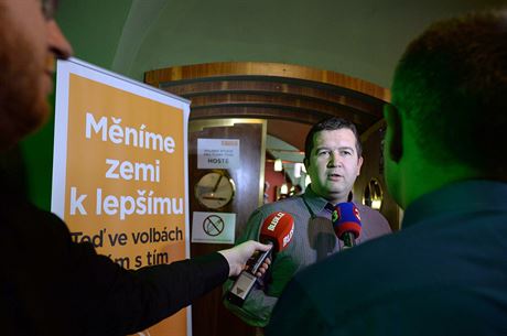 Jan Hamáek hovoí s novinái 11. íjna odpoledne ve volebním tábu SSD v...