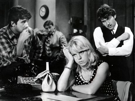 Jan Schánilec (vlevo) ve slavné komedii Svatba jako emen z roku 1967.