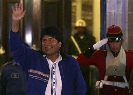 Evo Morales mává svým volim ped vstupem do prezidentského paláce v La Paz