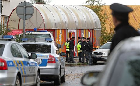 Policie a zchrani pobl koly, kde se incident odehrl