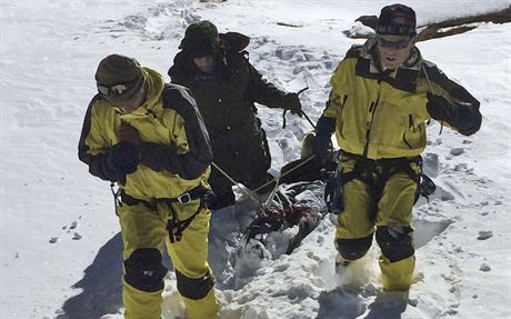 Na snímku zveejnném nepálskou armádou, lenové záchranného týmu odnáejí...