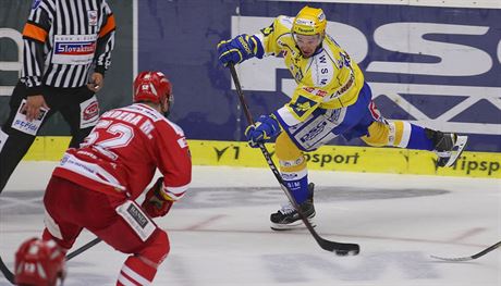 Petr ajnek (vpravo), jemu do stely klek Milan Doudera.