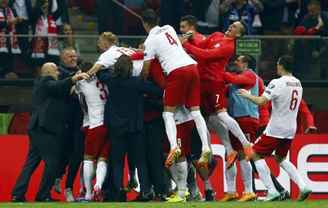Fotbalisté Polska slaví triumf nad Nmeckem.
