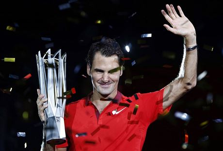 Roger Federer s pohárem pro vítze Masters v anghaji.