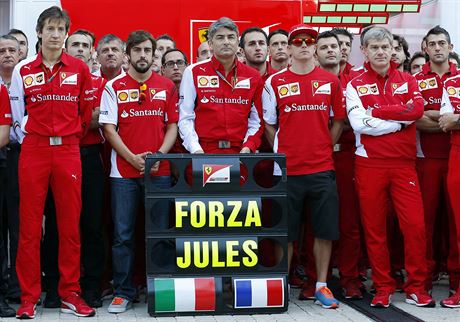 Stj Ferrari vyjdila v Soi podporu pilotovi formule 1 Julesi Bianchovi.