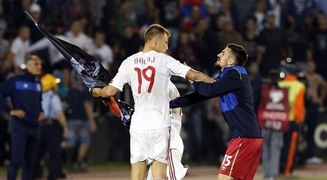 Albnsk fotbalista Bekim Balaj bere Srbovi Nenadu Tomiovi vlajku tzv. Velk...