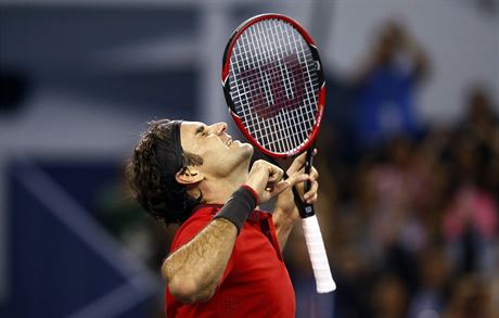 Roger Federer slaví vítzství ve finále Masters v anghaji.