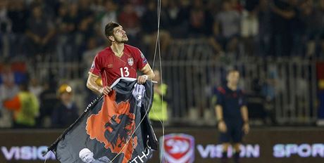 Srbský fotbalista Stefan Mitrovi sebral z dronu vlajku Velké Albánie.