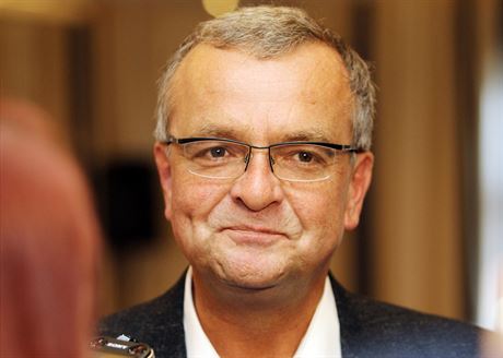 Místopedseda TOP 09 Miroslav Kalousek dorazil do volebního tábu.