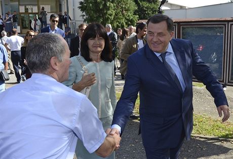 Prezident Republiky srbsk Milorad Dodik (vpravo) se zdrav se svm pznivcem.