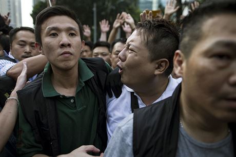 Hongkongsk policie zadrela idie dodvky(vpravo v blm), jeho obvinila, e...