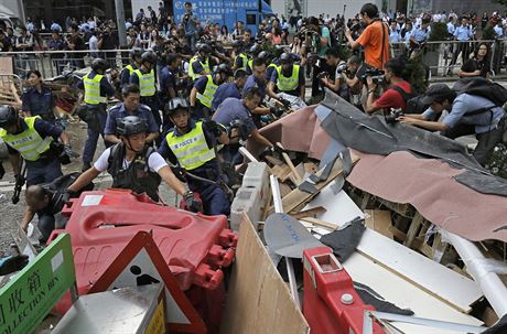 Hongkongská policie strhává barikády, jimi prodemokratití aktivisté blokují...