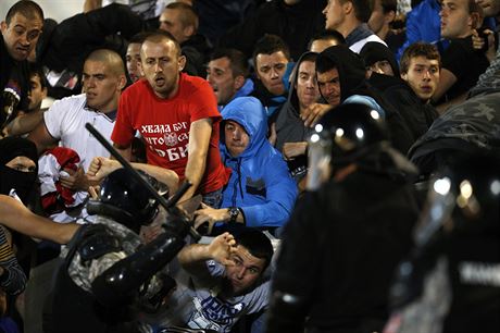 Podkov policie zasahuje proti srbskm fanoukm.