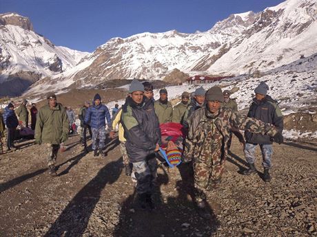 Nepáltí vojáci penáejí ob tragédie. Po snhové smrti se poheují desítky...