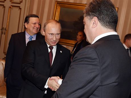 Ruský prezident Vladimir Putin (vlevo) podává ruku svému ukrajinskému protjku...