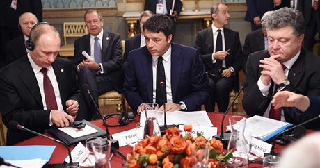 Vladimir Putin (vlevo) a Petro Poroenko. Uprosted italský premiér Matteo...