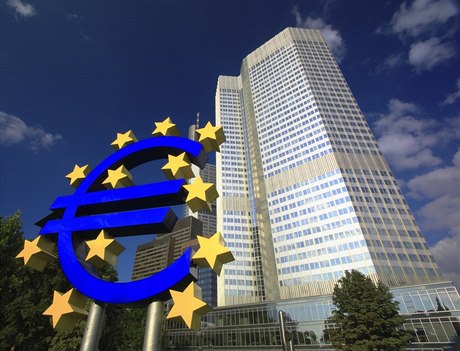 Symbol eura před budovou Evropské centrální banky ve Frankfurtu nad Mohanem.