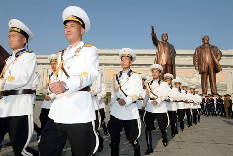 Severokorejtí vojáci pochodují podél soch Kim Ir-sena a Kim ong-ila, dvou...