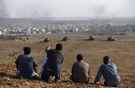 Turetí Kurdové z msta Mursitpinar sledují kou stoupající z Kobani.