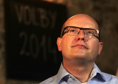Premiér Bohuslav Sobotka bhem komunálních a senátních voleb 2014.