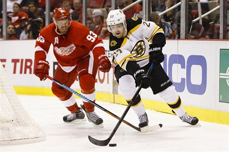 Obránce Detroit Red Wings Kyle Quincey (27) a center Boston Bruins Chris Kelly...