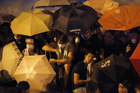 Protestující v Hongkongu pouívají detníky, aby se chránili ped policií,...