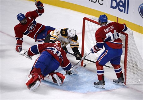 Útočník Boston Bruins Simon Gagne (12) střílí gól v zápase proti Montreal...