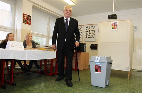 Svj hlas ve volbách práv odevzdal i prezident Milo Zeman s manelkou Ivanou....