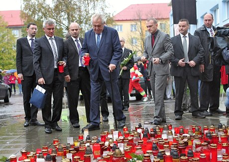 Hodinu ped polednem uctil u koly památku zavradného prezident Milo Zeman,...