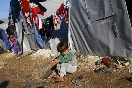 Uprchlíci z msta Kobani, o které spolu bojují Kurdové a Islámský stát.