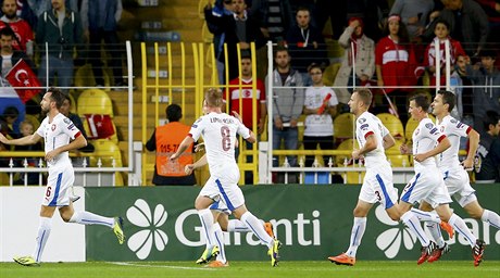 Čeští fotbalisté oslavují vyrovnávací trefu do sítě Turecka.