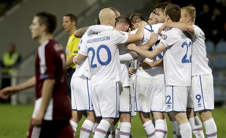 Fotbalisté Islandu se radují ze vstřelené branky na půdě Lotyšska.