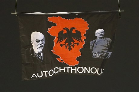 Vlajka tzv. Velké Albánie, kterou dopravil nad hit v Blehrad dron.