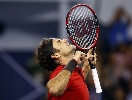 Roger Federer slaví vítězství ve finále Masters v Šanghaji.