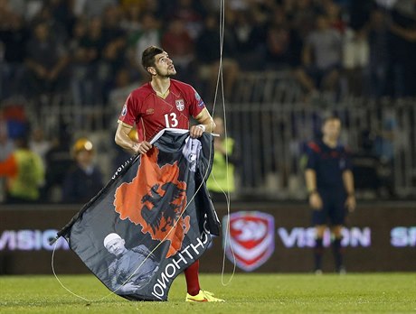 Srbský fotbalista Stefan Mitrovi sebral z dronu vlajku Velké Albánie.
