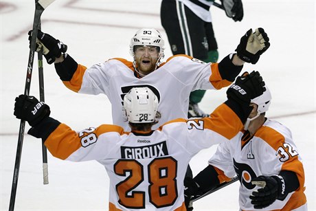 Jakub Voráek, Claude Giroux a Mark Streit se radují z vítzného gólu.