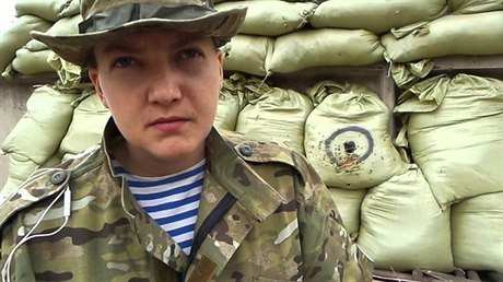 Ukrajinská letkyn Nadda Savenková, ji rutí vyetovatelé viní z vrady...