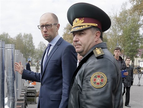 Ukrajinský premiér Arsenij Jaceuk (vlevo) s nov jmenovaným ministrem obrany,...