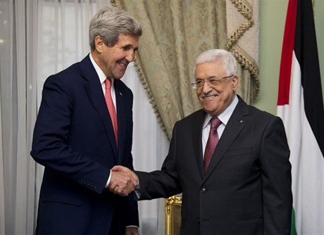 .Americký ministr zahranií John Kerry (vlevo) s palestinským vdcem Mahmúdem...