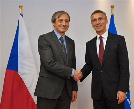 Nový generální tajemník NATO Jens Stoltenberg (vpravo) a eský ministr obrany...