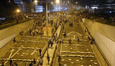 Demonstranti blokuj silnice betonovmi deskami.