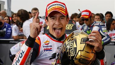 Španělský jezdec Marc Marquez slaví titul mistra světa.